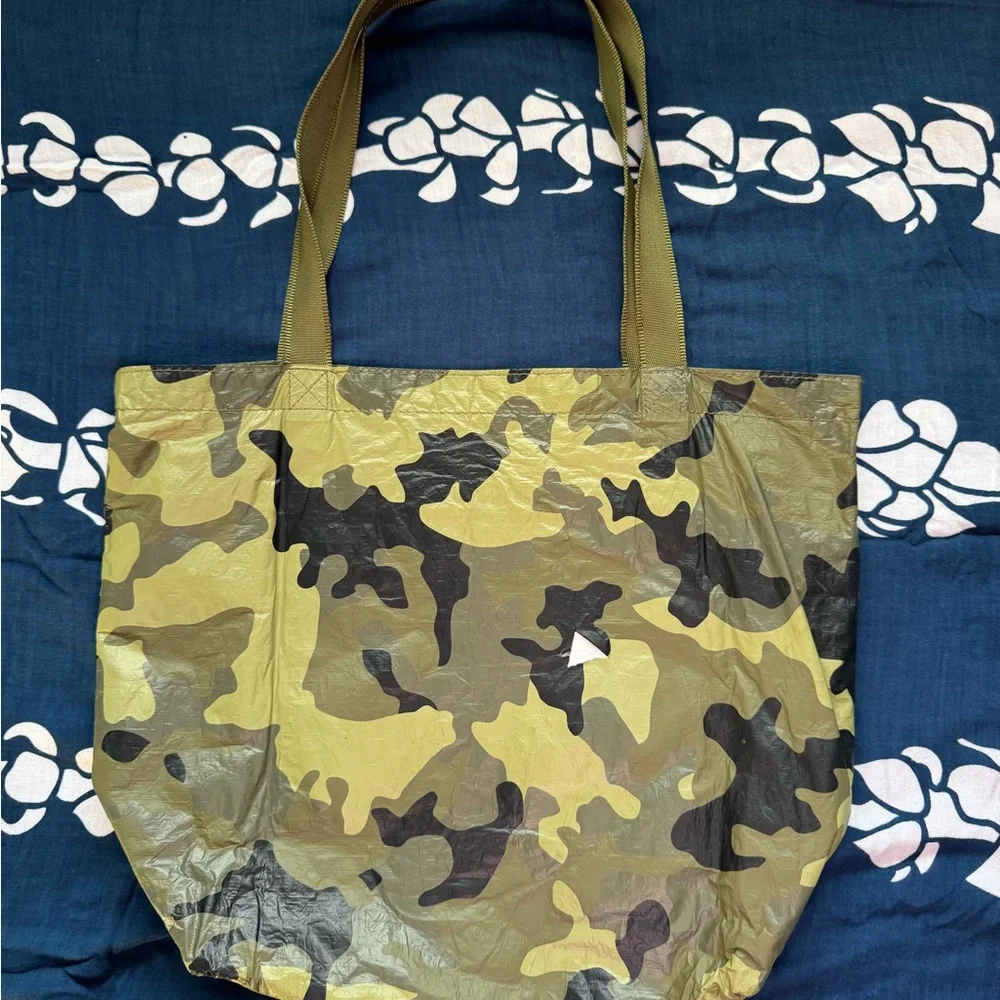 Aloha Collection Camouflage Tote Bag - Picture 2 of 4